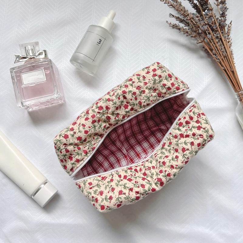 Classic Retro Floral Daisy Quilted cotton Small Makeup Bag, Cosmetic bag, Large Capacity Makeup Bag