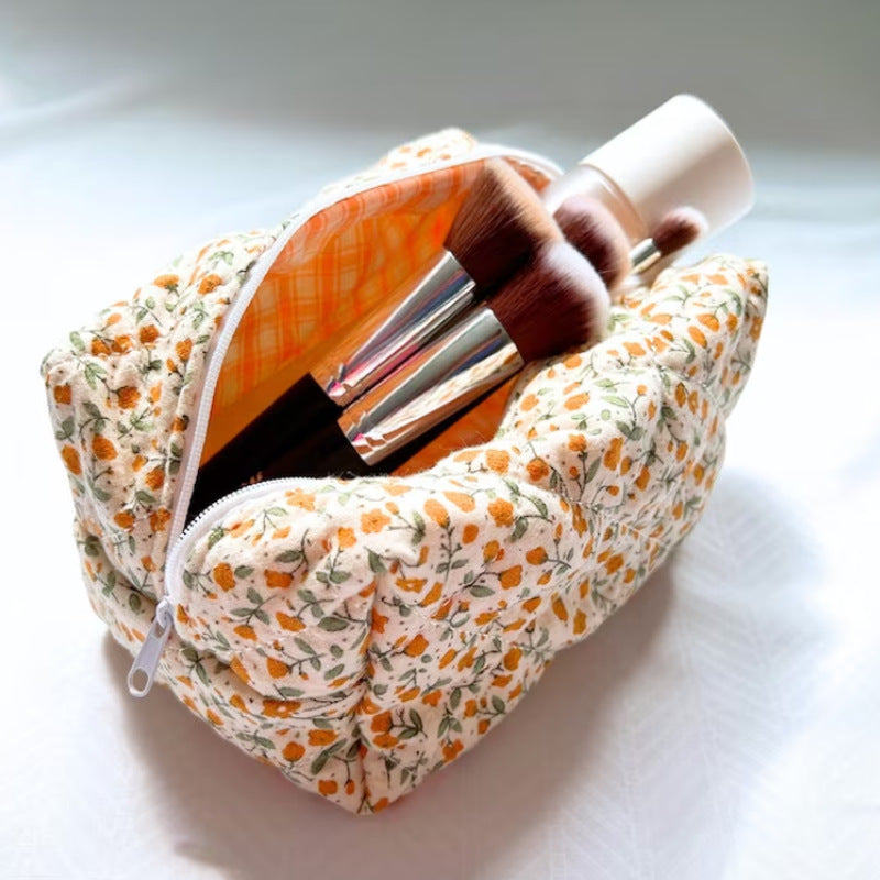 Classic Retro Floral Daisy Quilted cotton Small Makeup Bag, Cosmetic bag, Large Capacity Makeup Bag