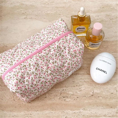 Classic Retro Floral Daisy Quilted cotton Small Makeup Bag, Cosmetic bag, Large Capacity Makeup Bag